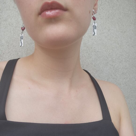 Y2K Mall Goth vampire red heart & skull silver wire long dangly earrings - Picture 5 of 8